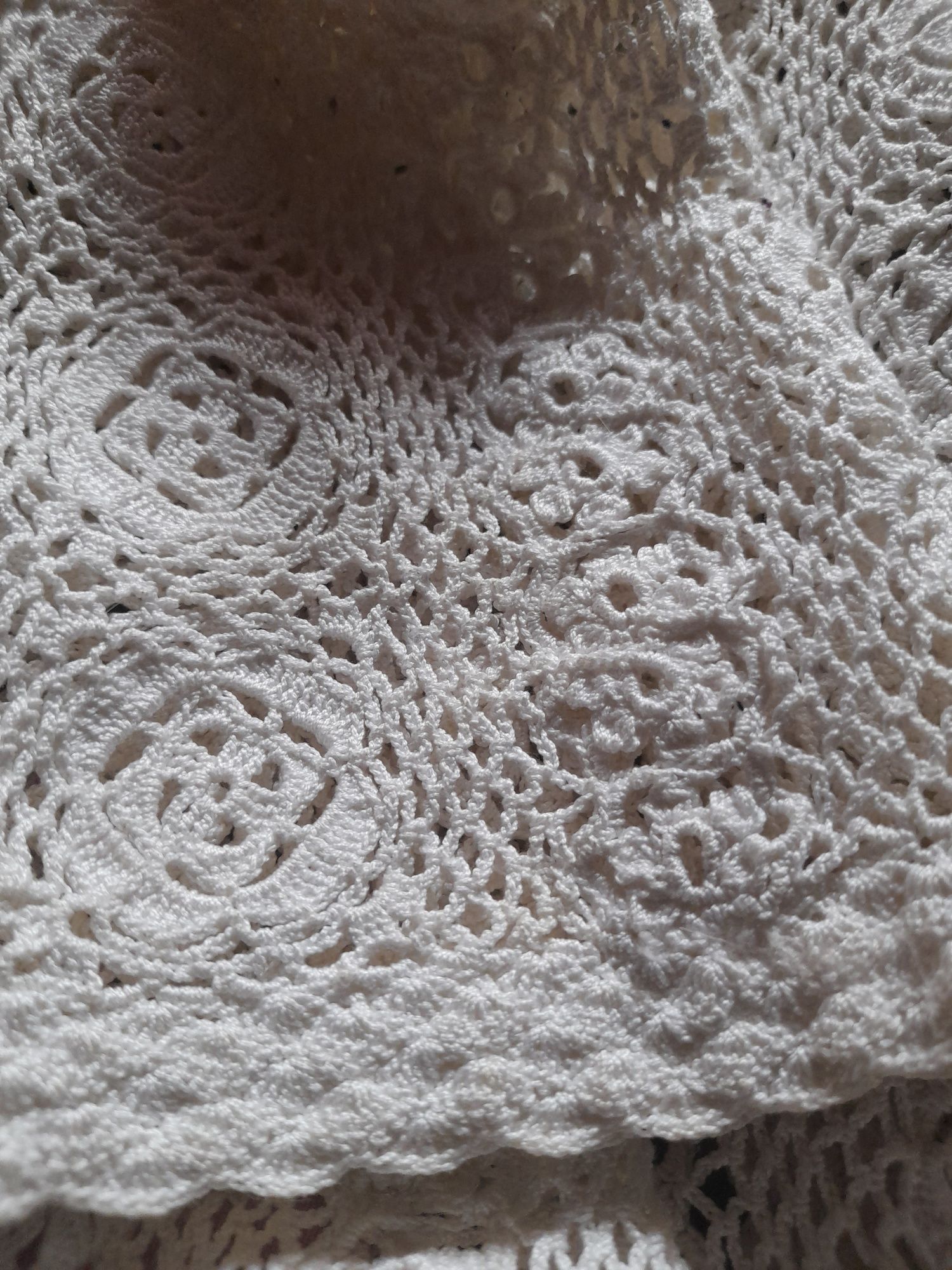 Sweter robiony na szydełku