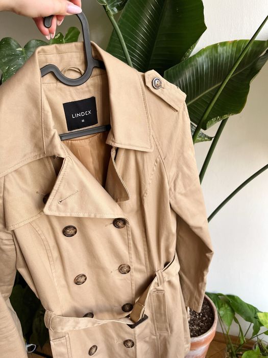 Beżowy płaszcz, trencz dwurzędowy z paskiem, taliowany