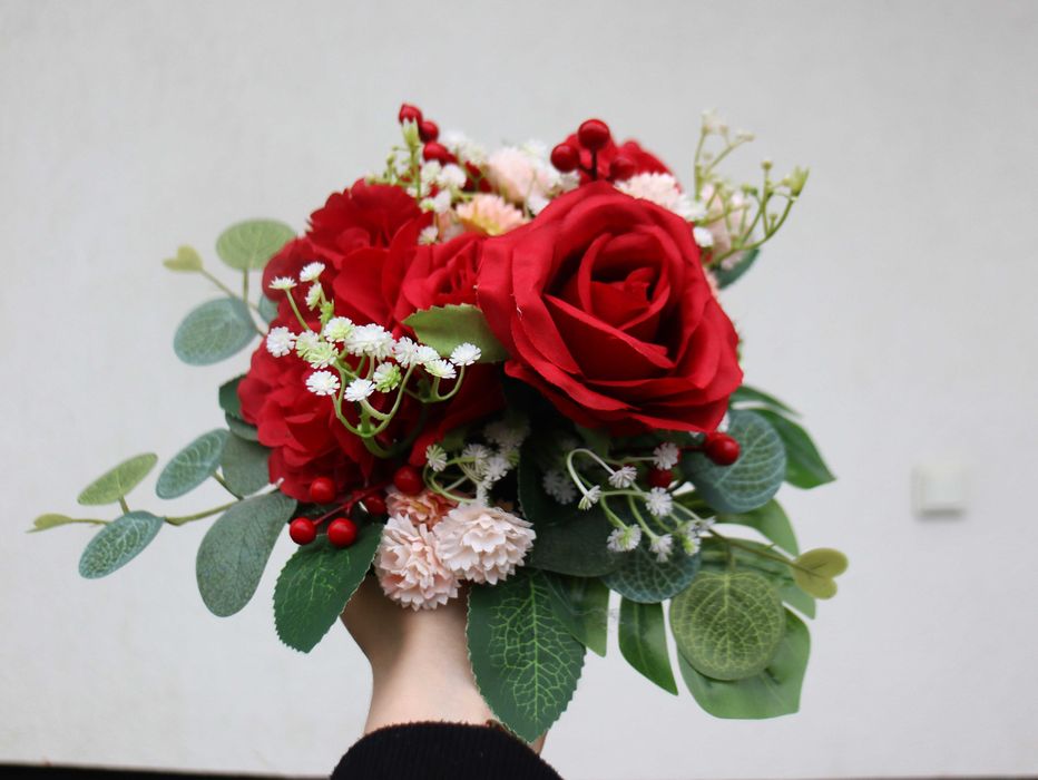 Mały stroik wieniec na grób róże gipsówka eukaliptus kwiaty kompozycja