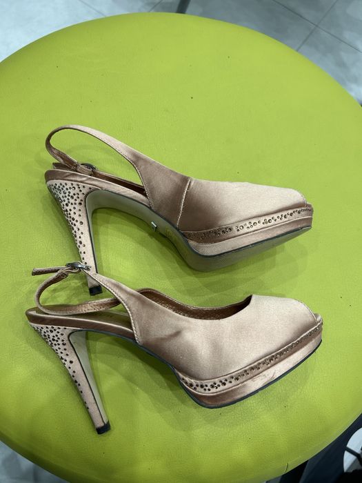 Sapatos de festa, comorados na Haity