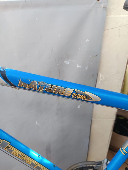 Dias bicicletas uma de passeio e outra de  desporto