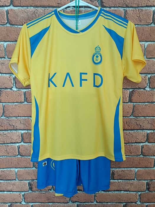 Strój piłkarski dziecięcy z getrami Al-Nassr Ronaldo rozm. 146