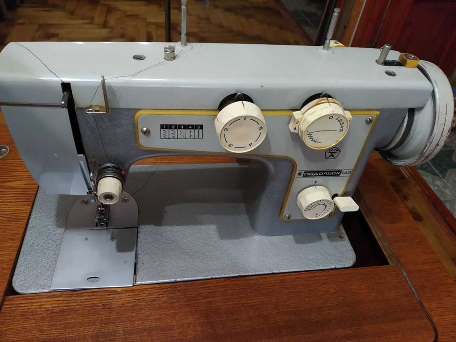 Машинка швейная Подольск 142 б/у