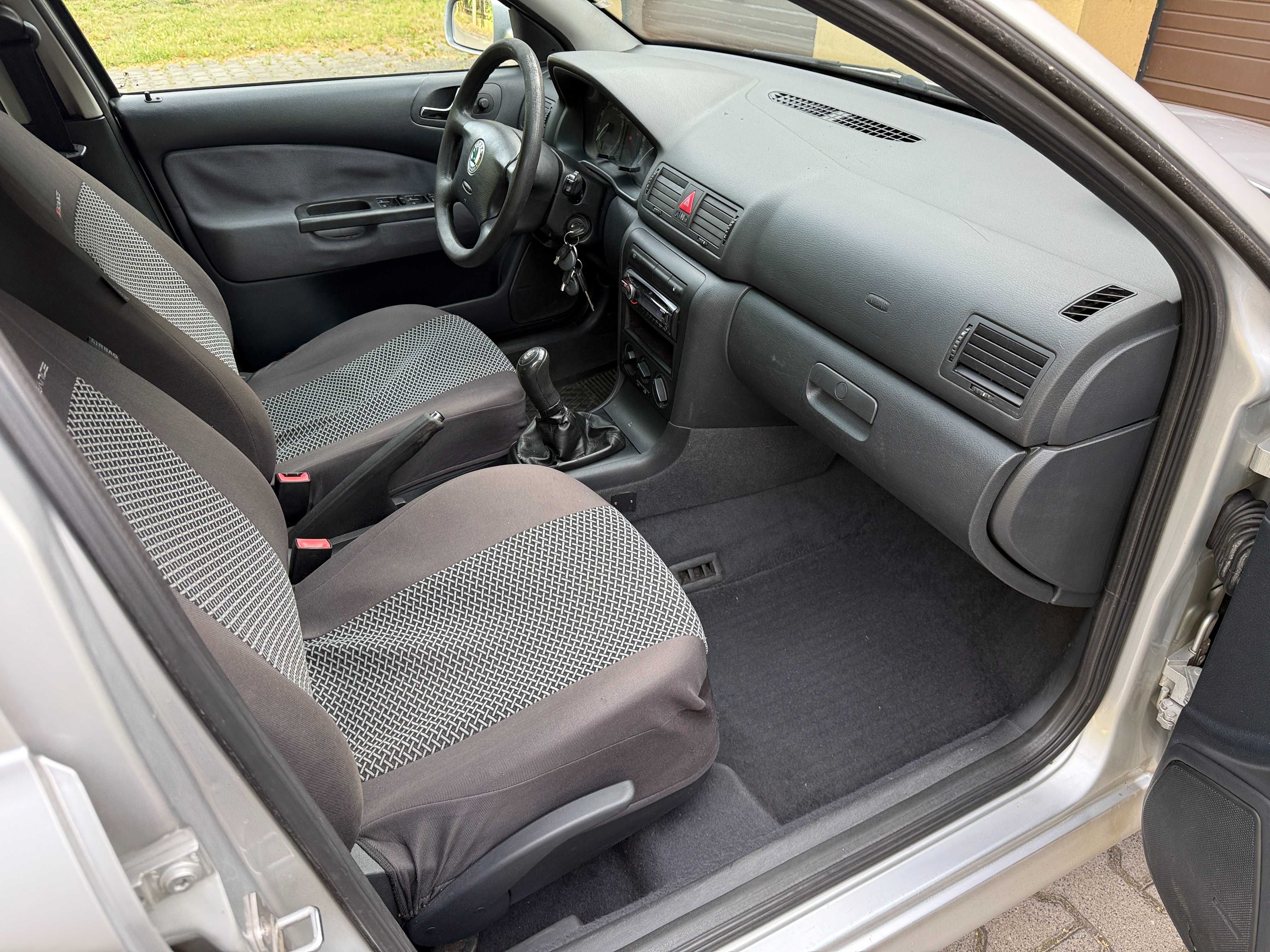 Skoda Octavia hatchback 1.6 SR 101KM 2002r. Zadbany