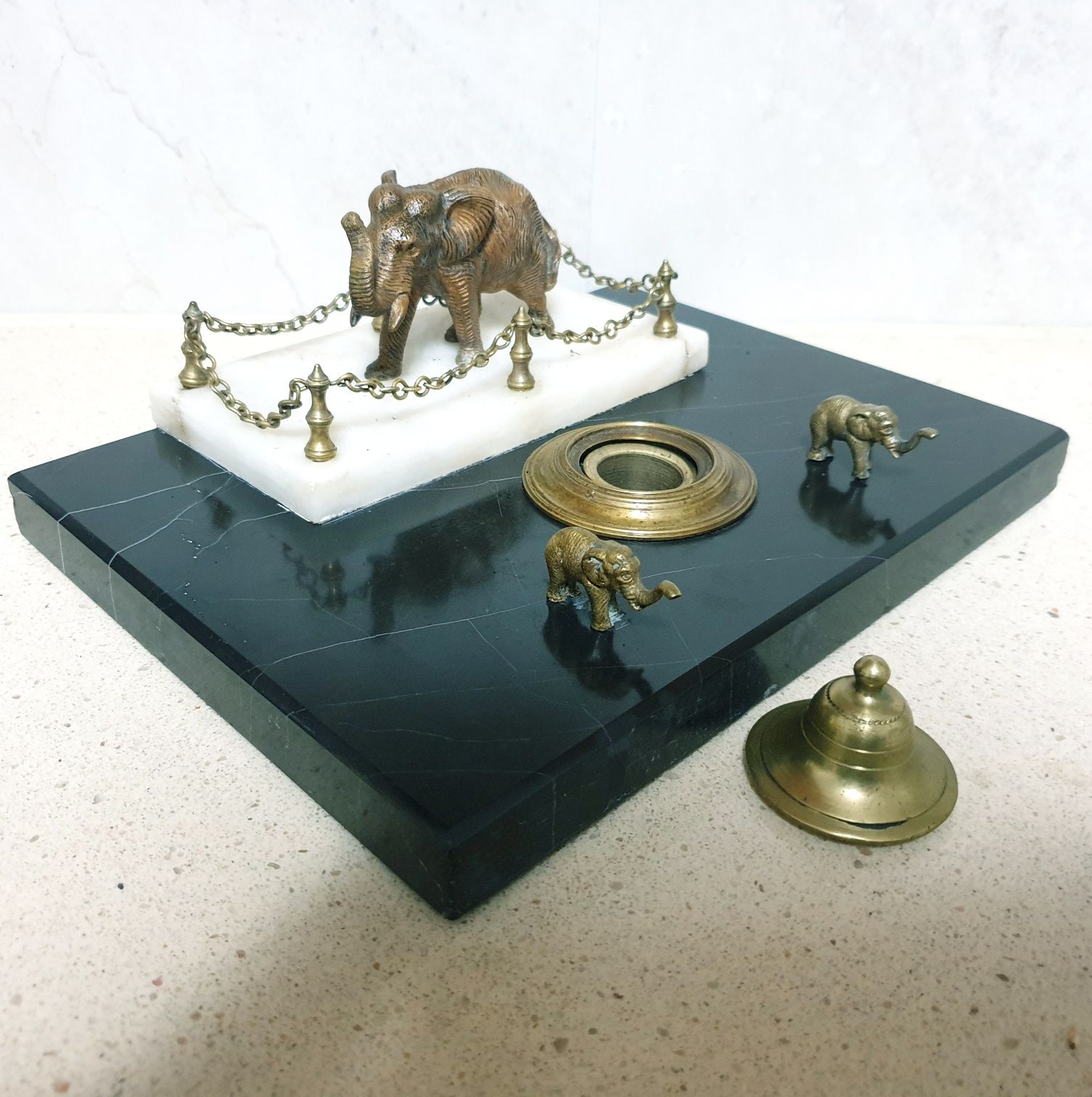 Raro fantástico antigo tinteiro figurativo com elefantes em bronze