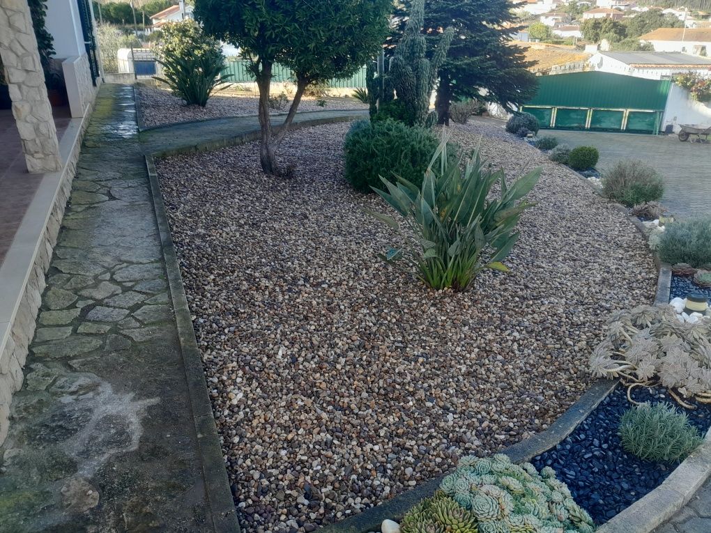 Colocação de relva sintética e natural, piscinas, decks,seixo,jardins