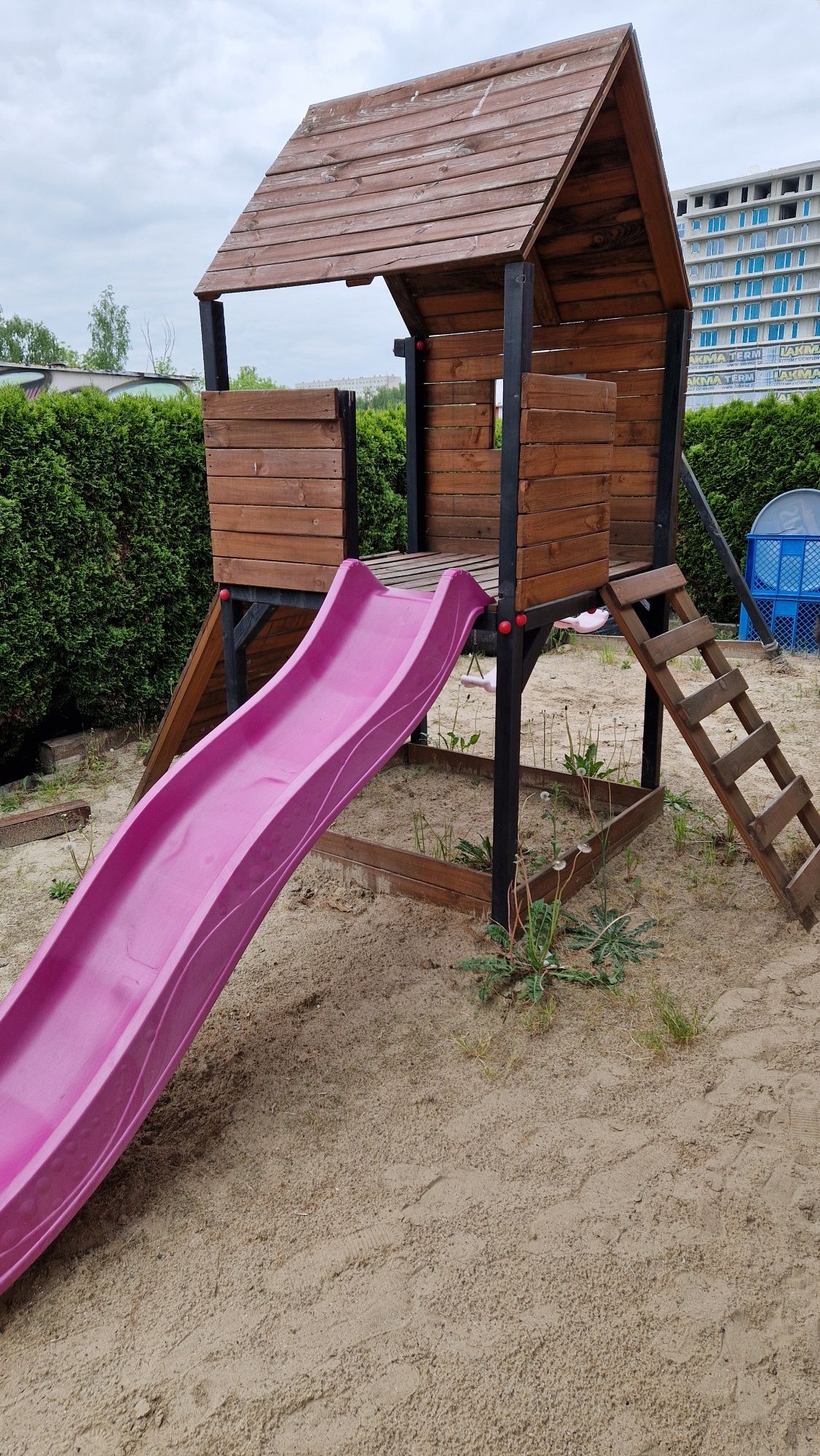 Plac zabaw zjeżdżalnia huśtawki ścianka wspinaczkowa