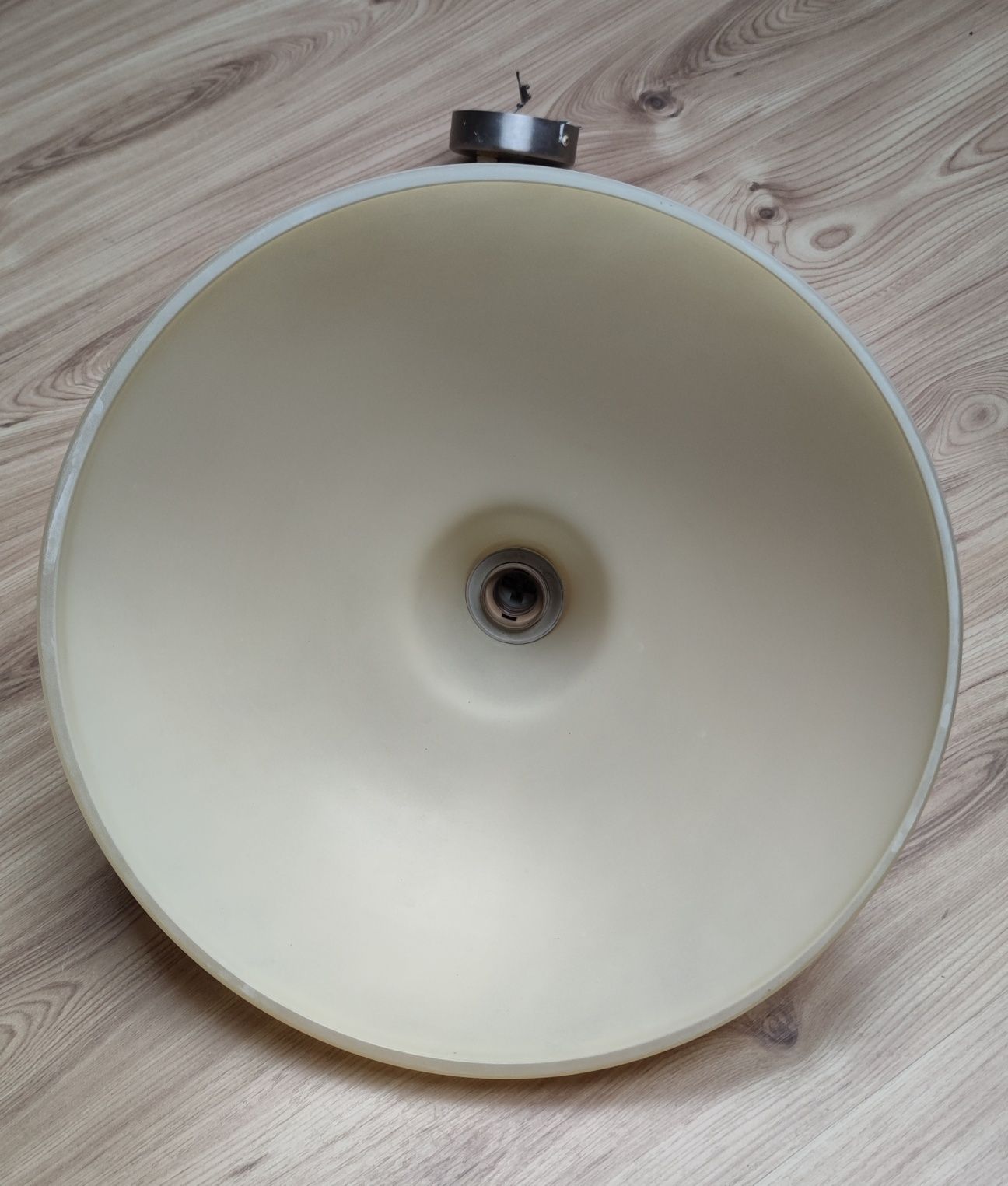 lampa w kolorze jasnożółtym