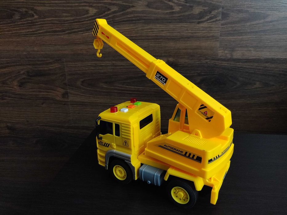 Грузовик с краном Gearbox желтого цвета + подарок.