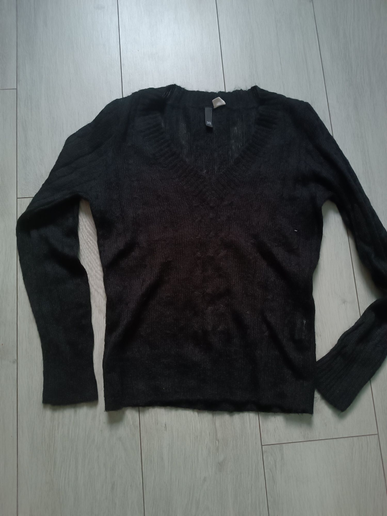 Sweter w serek czarny m 38 ażurowy