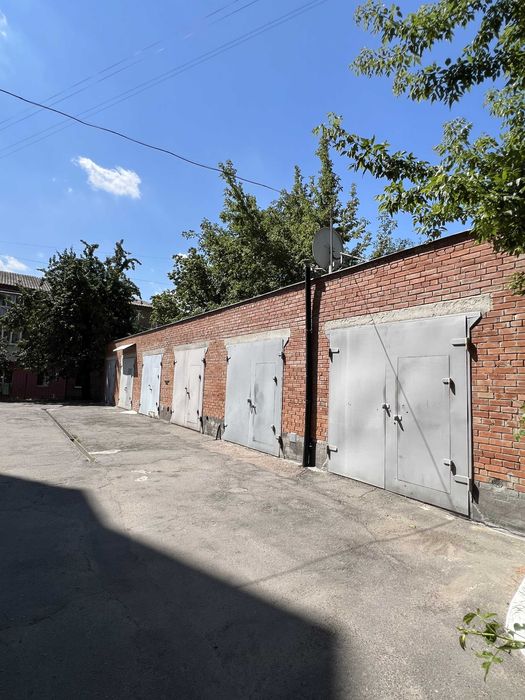 Оренда квартири з 3 спальнями по вул. Затишна, 15. Новий будинок,гараж