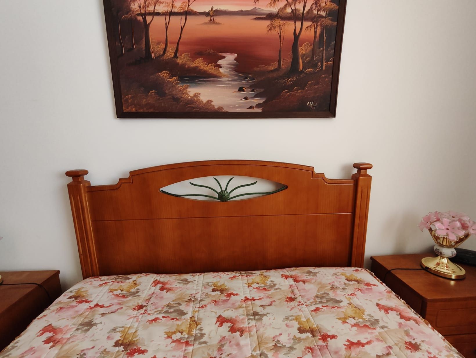 Mobília de quarto de casal em madeira maciça