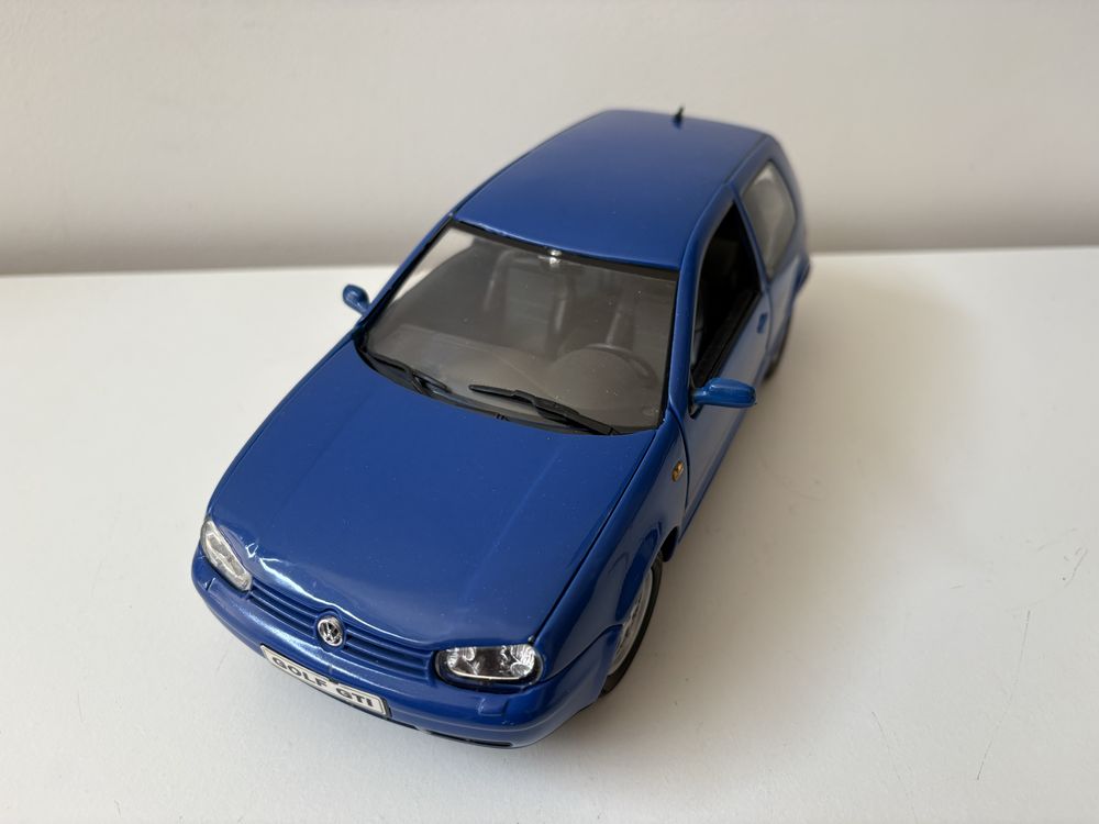 Model Volkswagen Golf MK4 GTi 1:18 Revell (maisto welly)