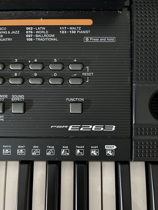 Piano Yamaha PSR E263