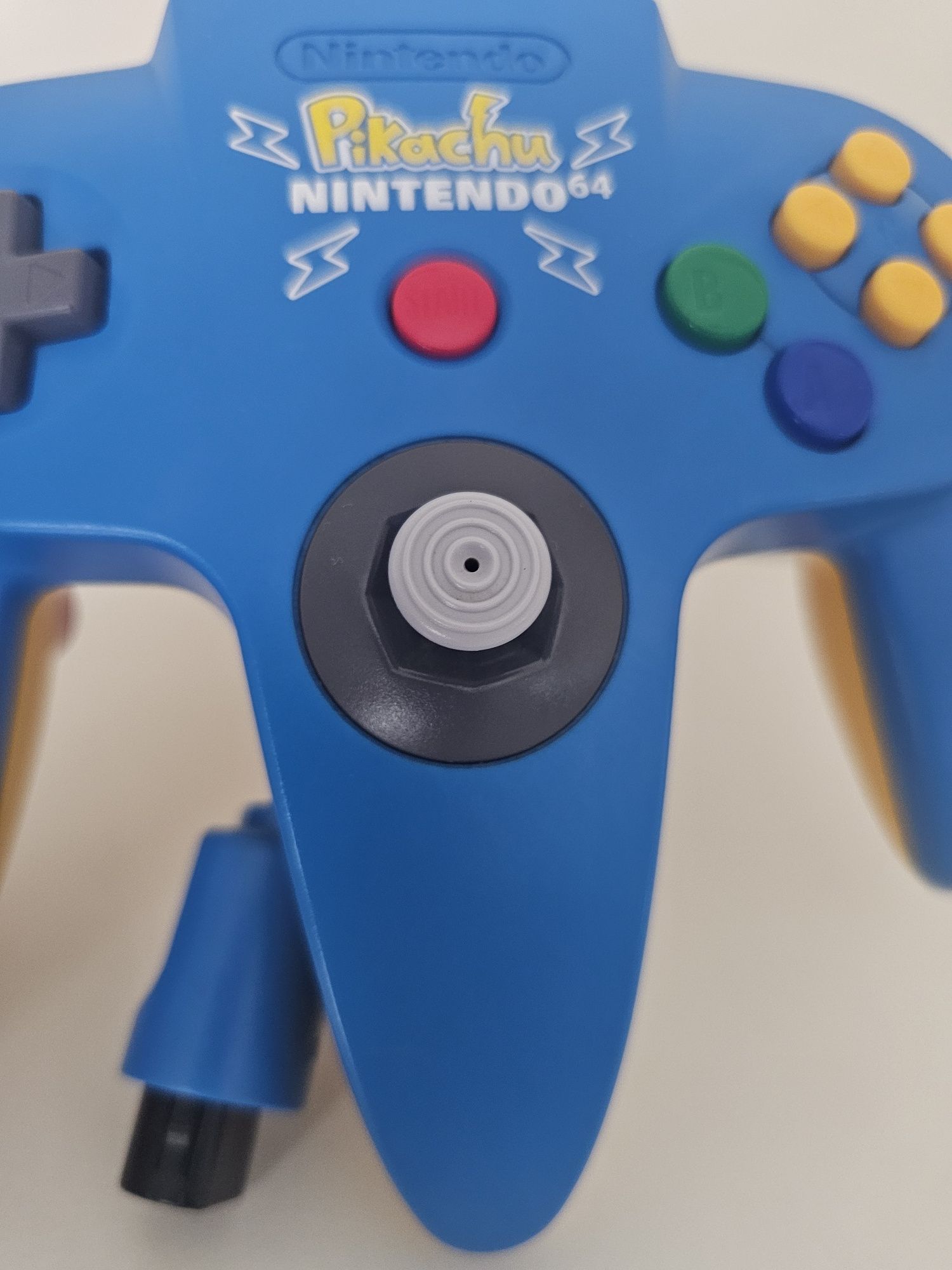 Comando Nintendo 64 Pikachu (edição colecionador)