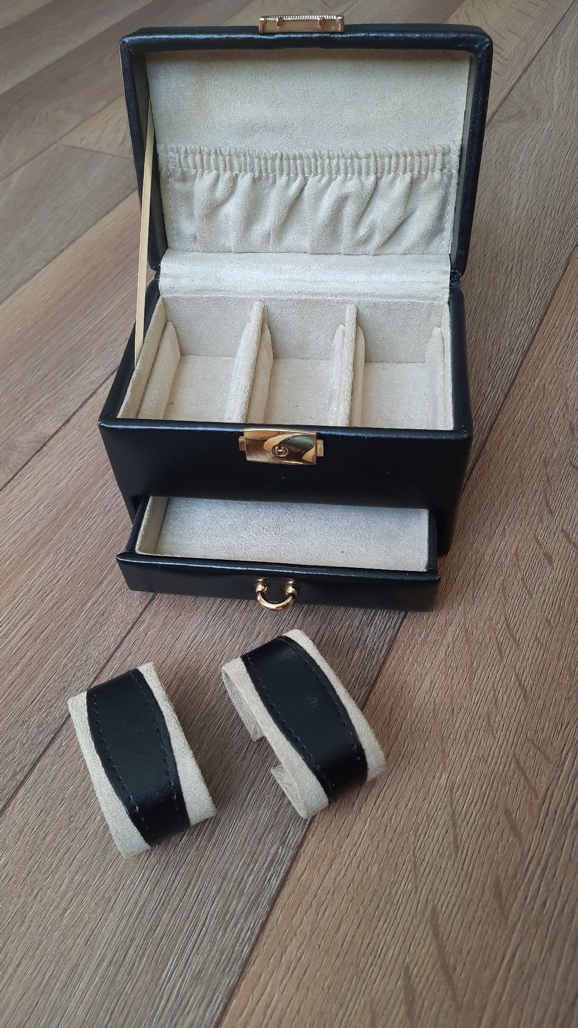 Skórzany kuferek szkatułka na biżuterię zegarki