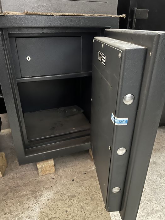 Сейфи кодові взломостійкі 2 клас вибір