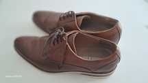 Sapatos de homem  marca MELVIN & HAMILTON  em pele castanha.