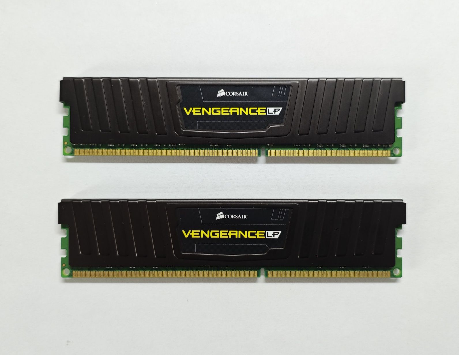 Оперативна пам'ять CORSAIR DDR3 16 GB  (1600 МГц, 2×8 GB)