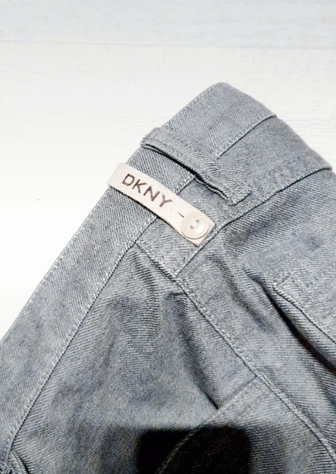 Szare jeansy DKNY 30R straight szare dżinsy