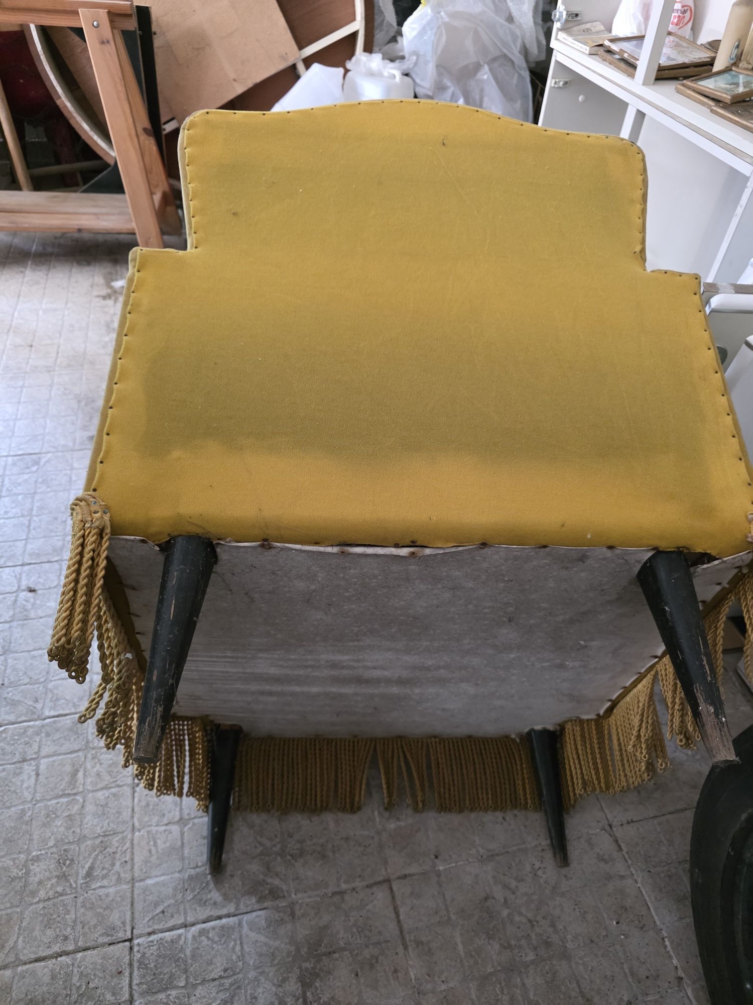 Cadeirão veludo amarelo vingage anos 70