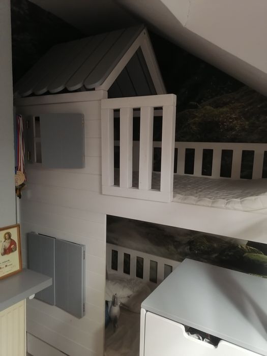 Łóżko piętrowe domek