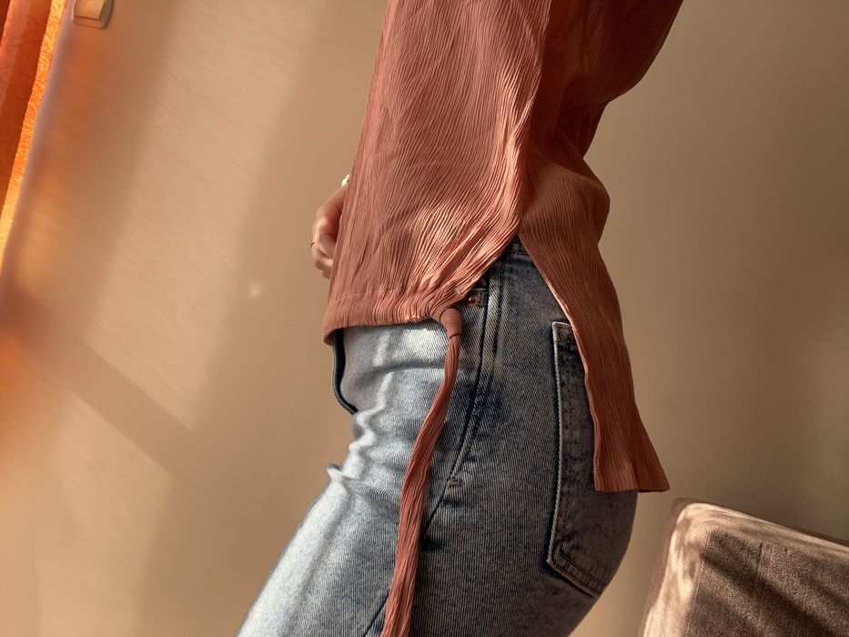 Asymetryczna marszczona koralowa bluzka z rękwami 3/4