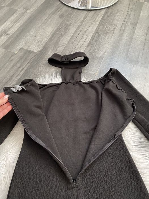 Caris Closet czarna sukienka z chokerem suknia