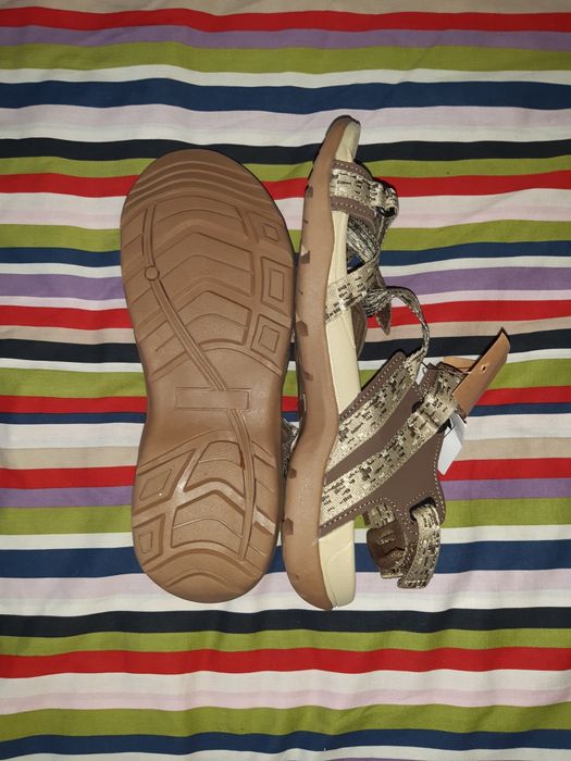 Продам нові жіночі сандалі Grition 40 р