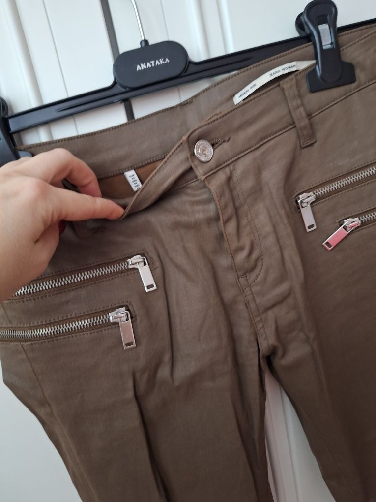 Spodnie nabłyszczane woskowe Zara 38 khaki zamki suwaki rurki