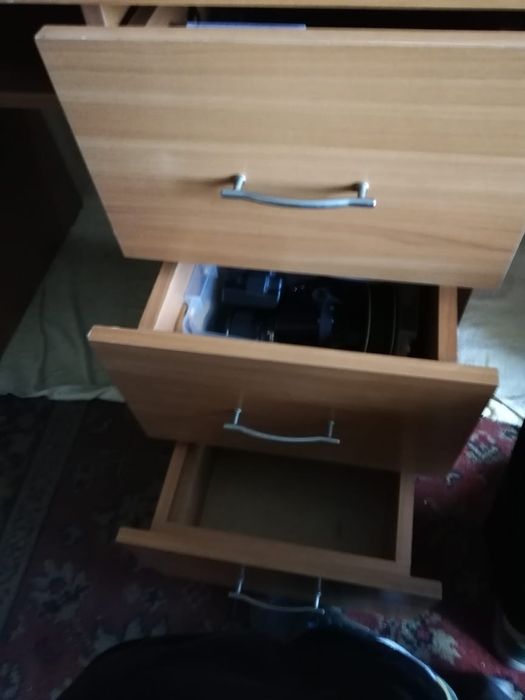 Стол двухместный. Торг уместен
