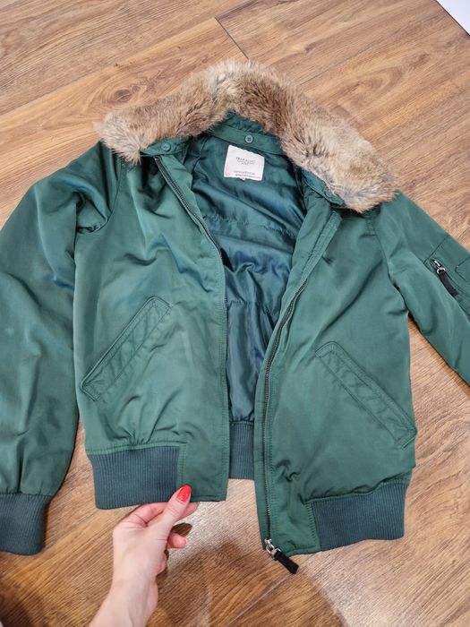 Зелена куртка -бомбер  від Zara з імітацією хутра на комірі.
Це зелена