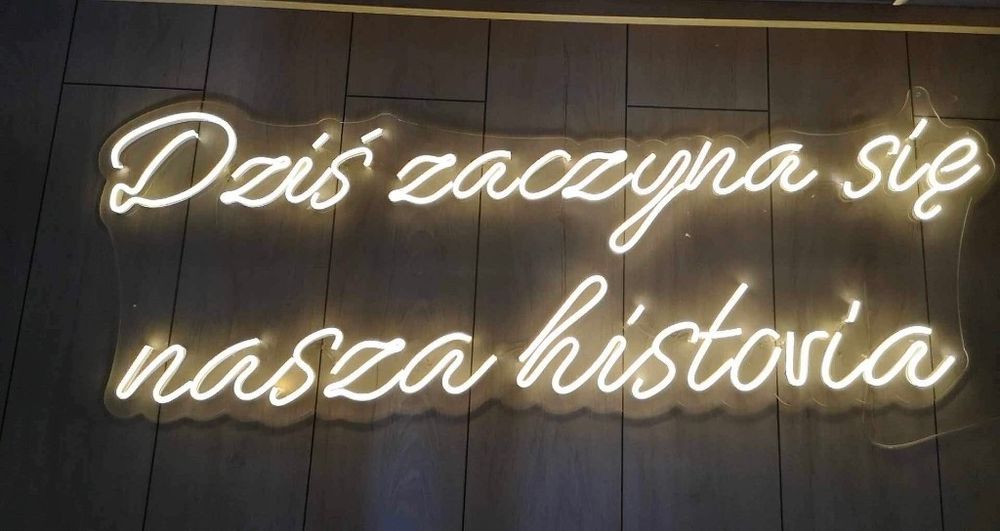 Napis  neonowy Dziś zaczyna sie nasza historia