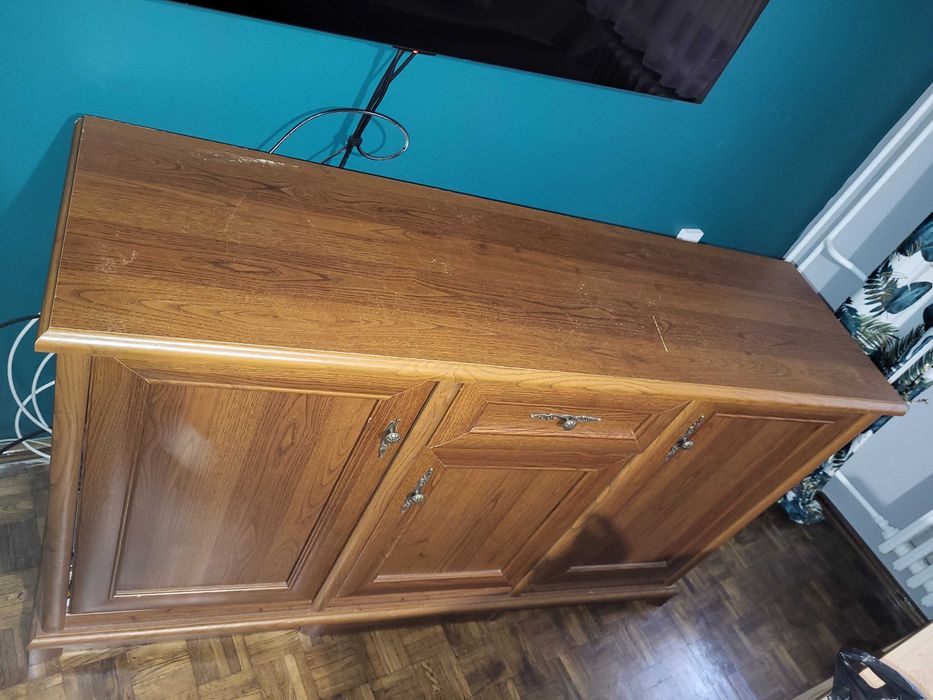 Zestaw eleganckich, używanych mebli