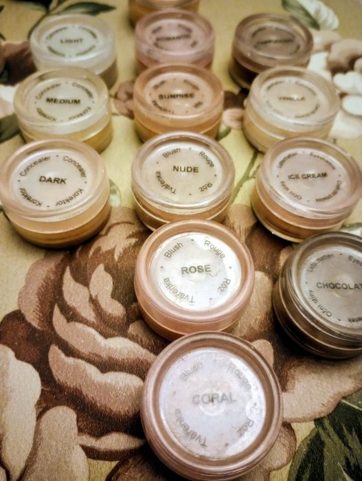 Zestaw Anabelle Minerals pędzel do różu + 16 próbek