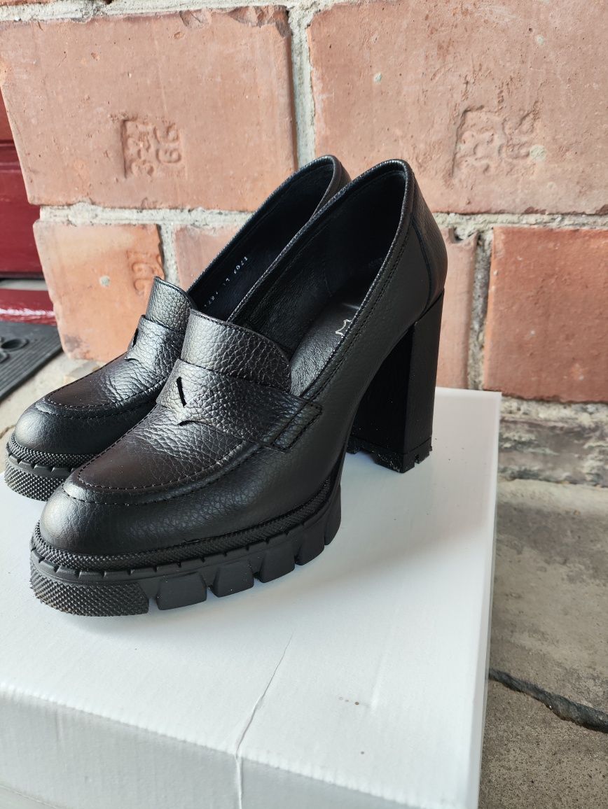 Skórzane buty na obcasie