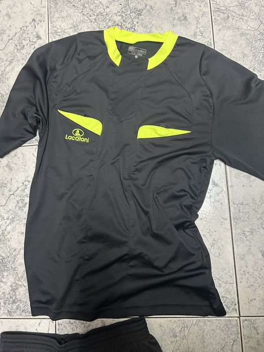 Roupa, saco e bandeiras de arbitragem