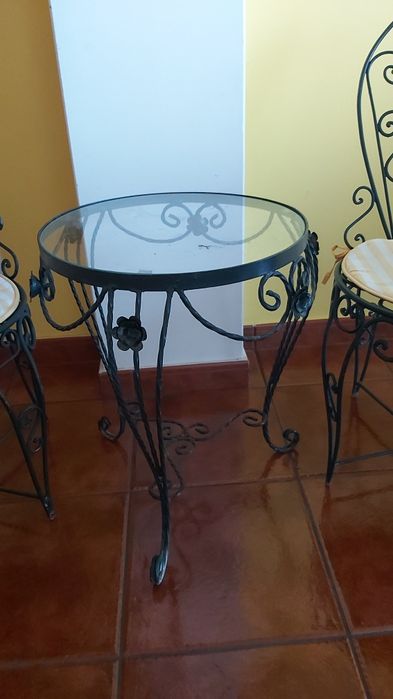 Conjunto de mesa e cadeiras em ferro forjado