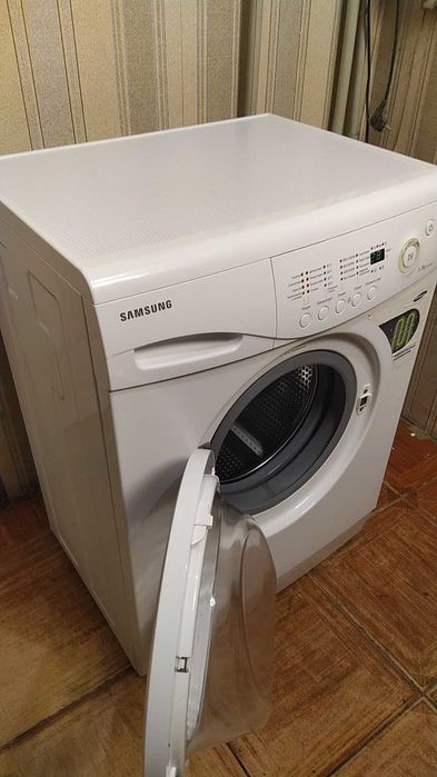 Пральна машина Samsung гарна та працююча .
