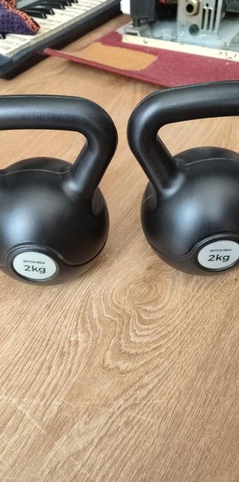 Dwa kettlebell do ćwiczeń 2x2 kg