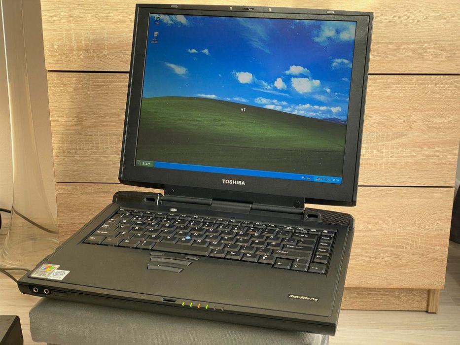 Retro laptop Toshiba Pentium III Windows XP