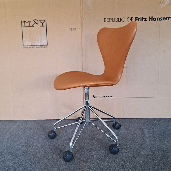 Fotel Fritz Hansen/Arne Jacobsen seria 7 skóra cognakkóra
