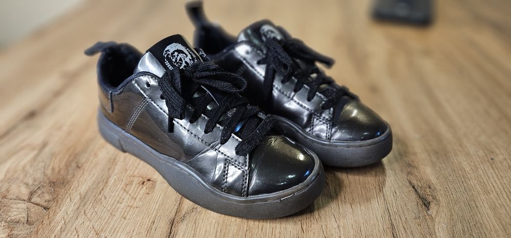 Продам пару жіночих кросівок Diesel