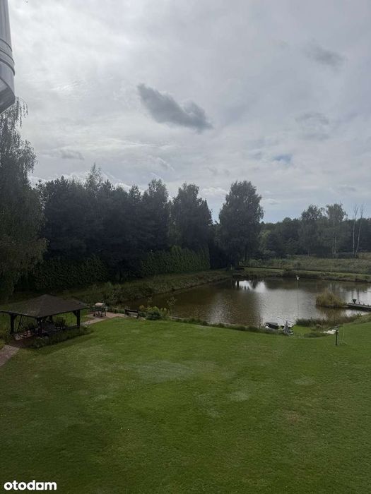 Dom ze stawem i rzeką Warta