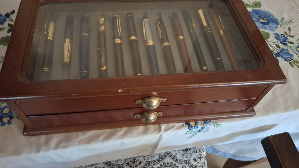 Coleccao 22 canetas , algumas ouro, com estojo em madeira retro