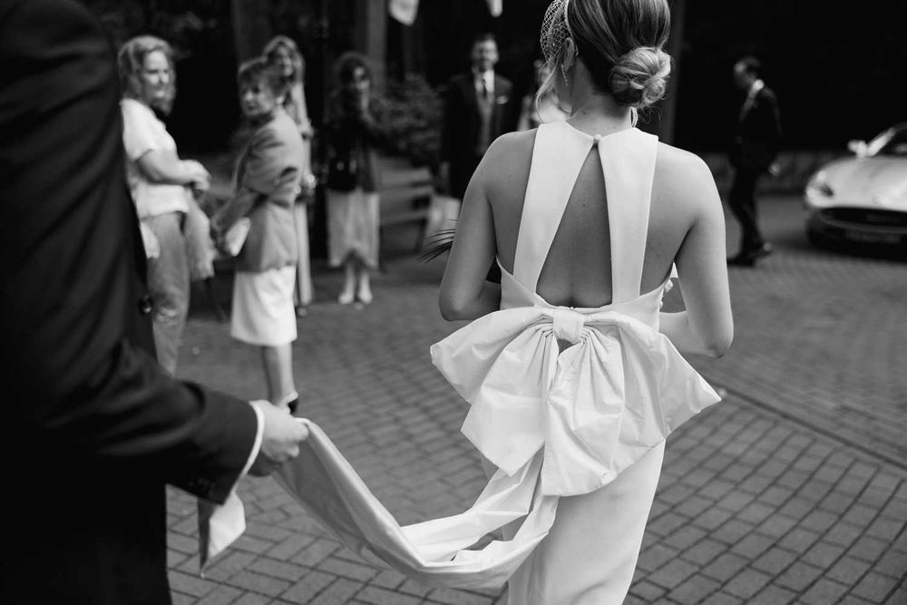 Rebecca Vallance sukienka ślubna kokarda minimalizm elegancja 34/36