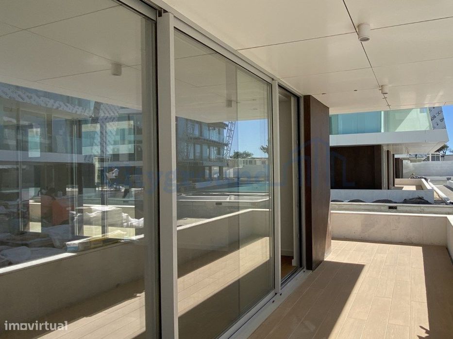 Apartamento T1 com terraço, em condomínio de luxo em frente à praia