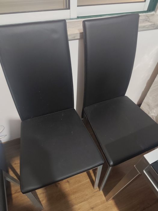 Mesa de vidro e cadeiras