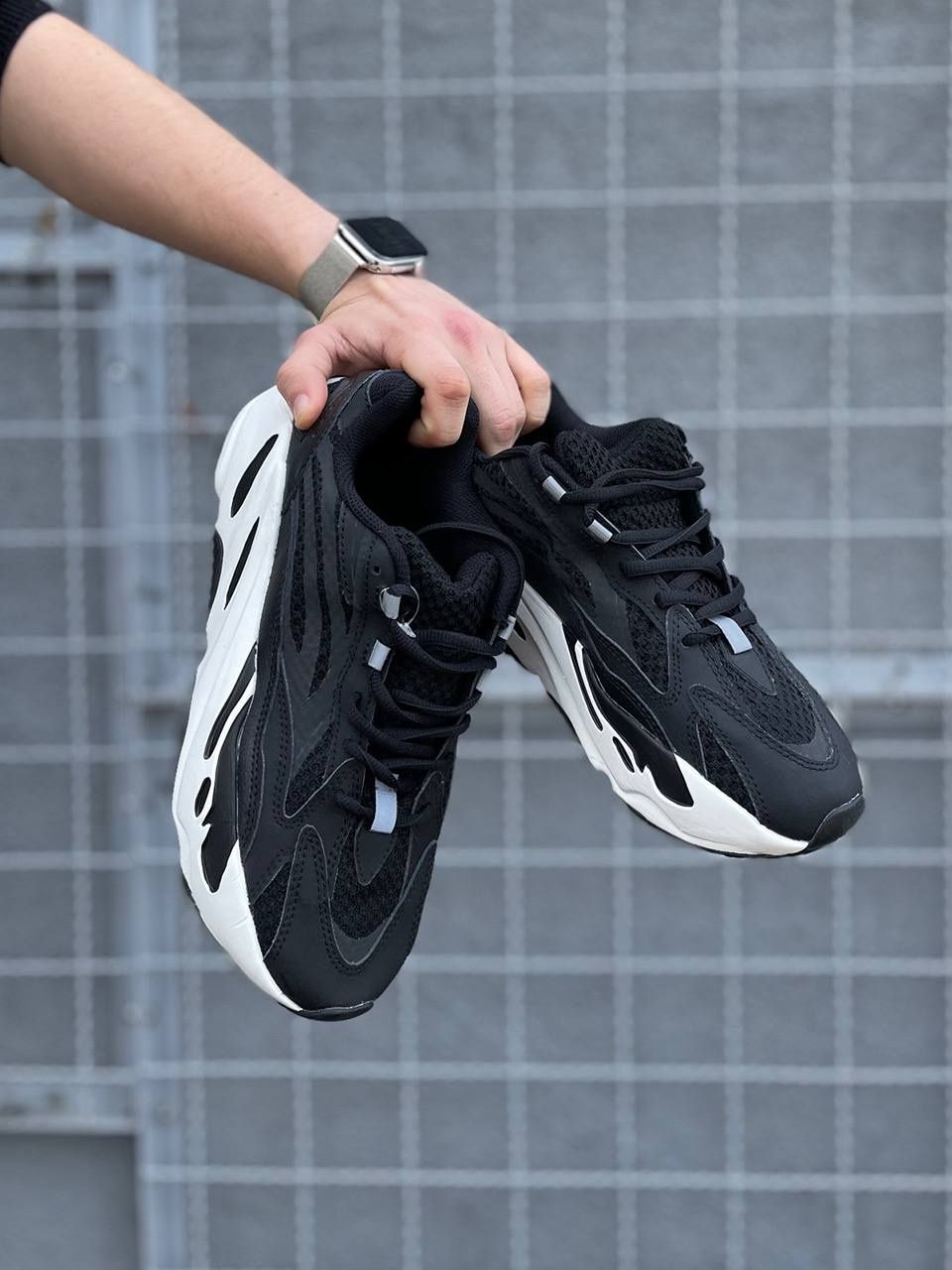 Чорні кросівки Adidas  Yeezy boost 700 v2 black&white