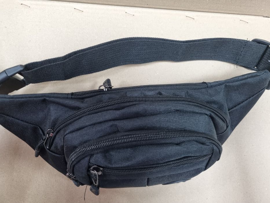 Czarna saszetka 4 kieszenie pojemna